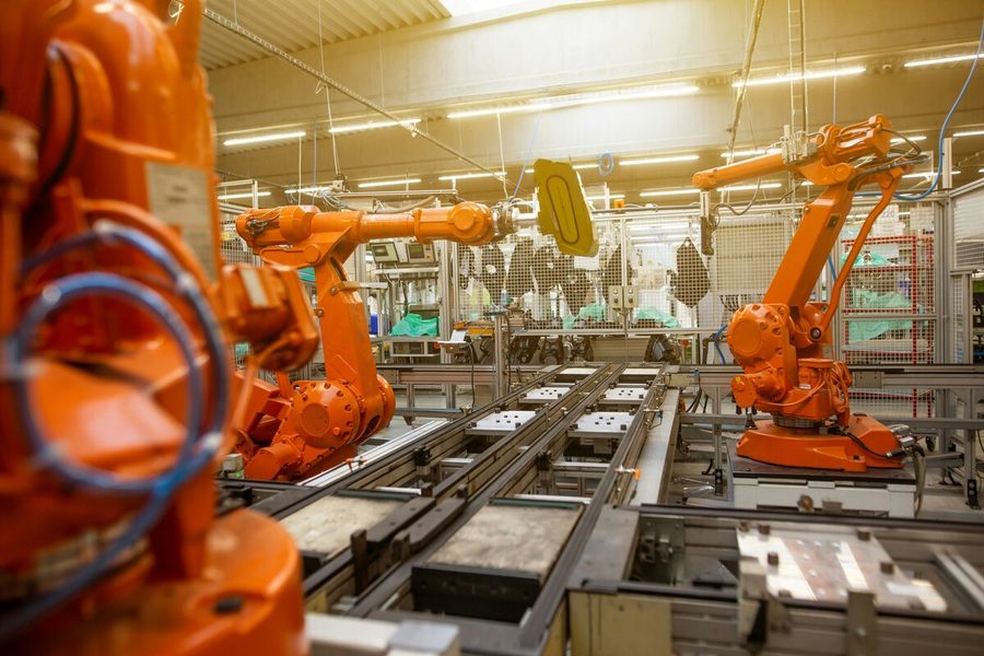Panel de KPI en planta industrial