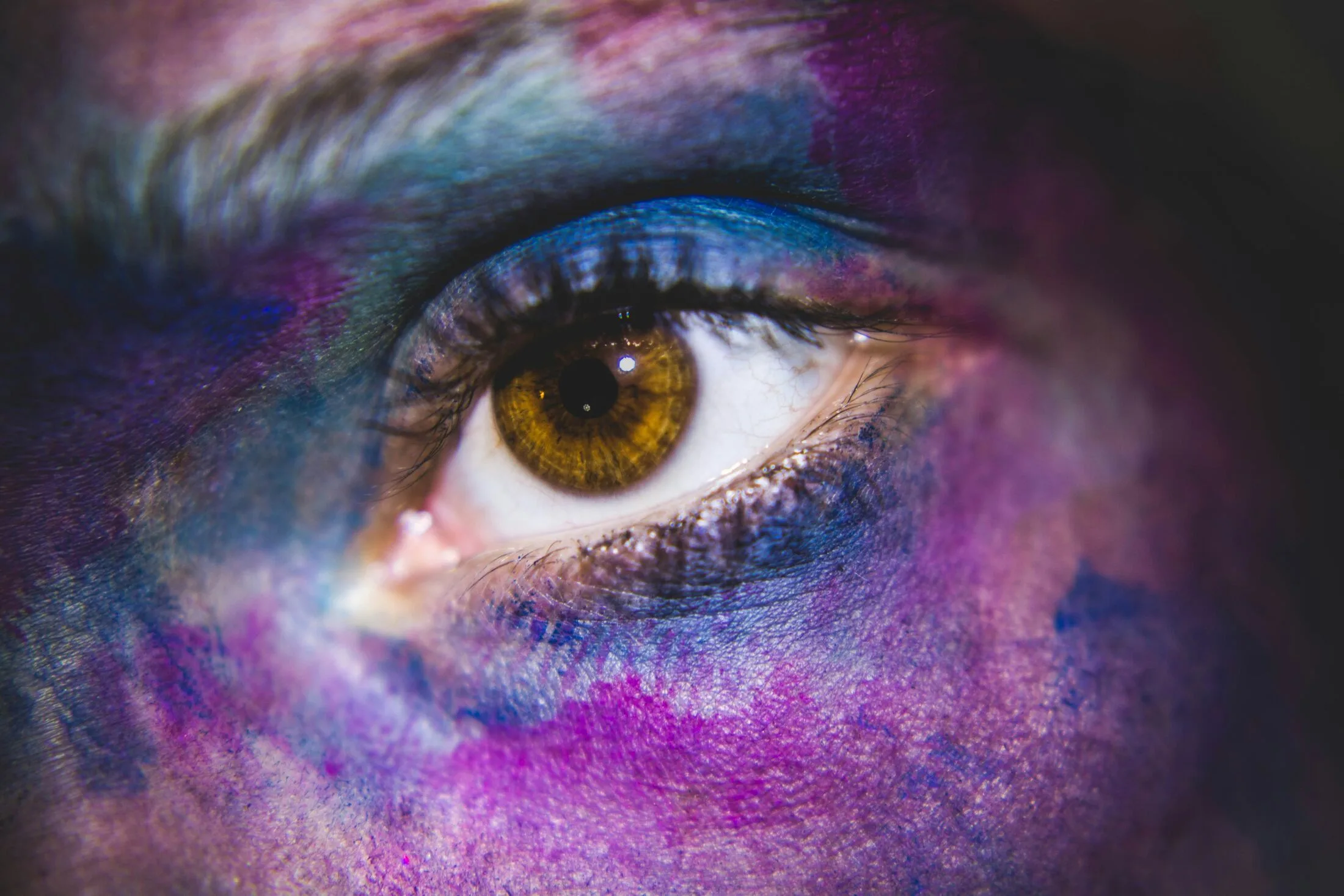 Primer plano de un ojo con pigmentos de color, fotografía macro