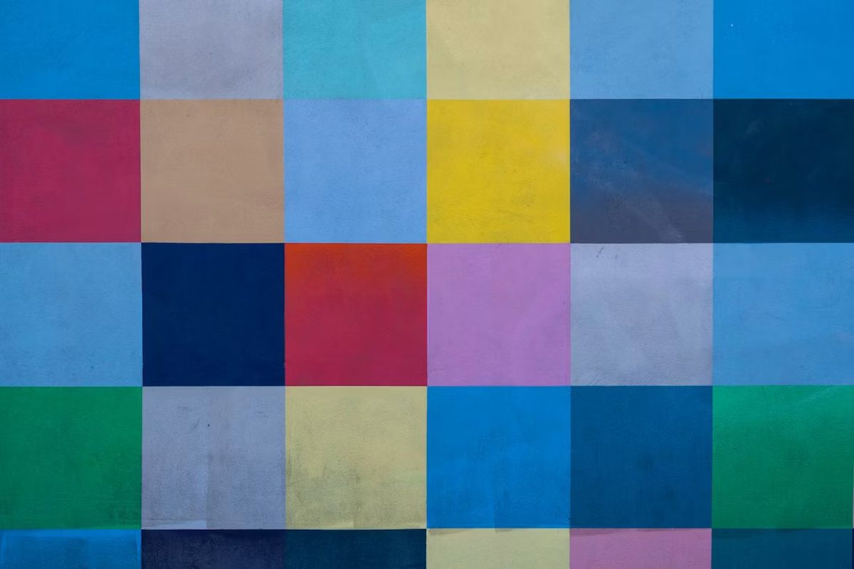 Muro pintado en una grilla de cuadrados del mismo tamaño, cada uno de un color distinto: la misma anatomía de una matriz de correlación, donde celdas uniformes en tamaño codifican una relación distinta únicamente a través del color