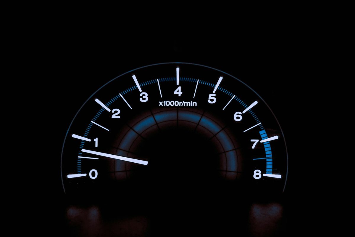 Tacómetro de auto con arco graduado de 0 a 8, aguja indicadora y una franja de color distinta cerca del límite superior: la misma anatomía de un gauge chart, escala más aguja más zona cualitativa de alerta
